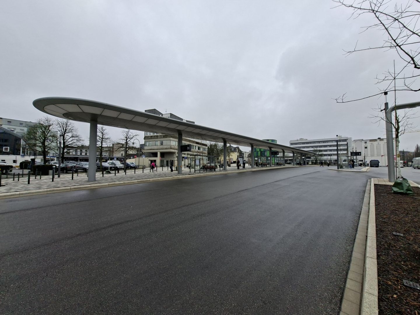 Eindrucksvolles Highlight am ZOB Remscheid: Beleuchteter „Hockeyschläger“ als Sinnbild neuer Aufenthaltsqualität