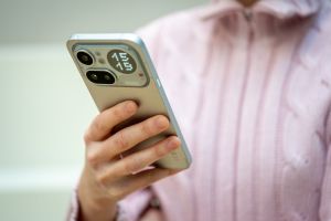 Eine Frau hält das Nothing Phone (4a) Pro