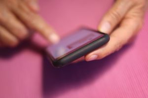 Eine Frau tippt auf einem iPhone