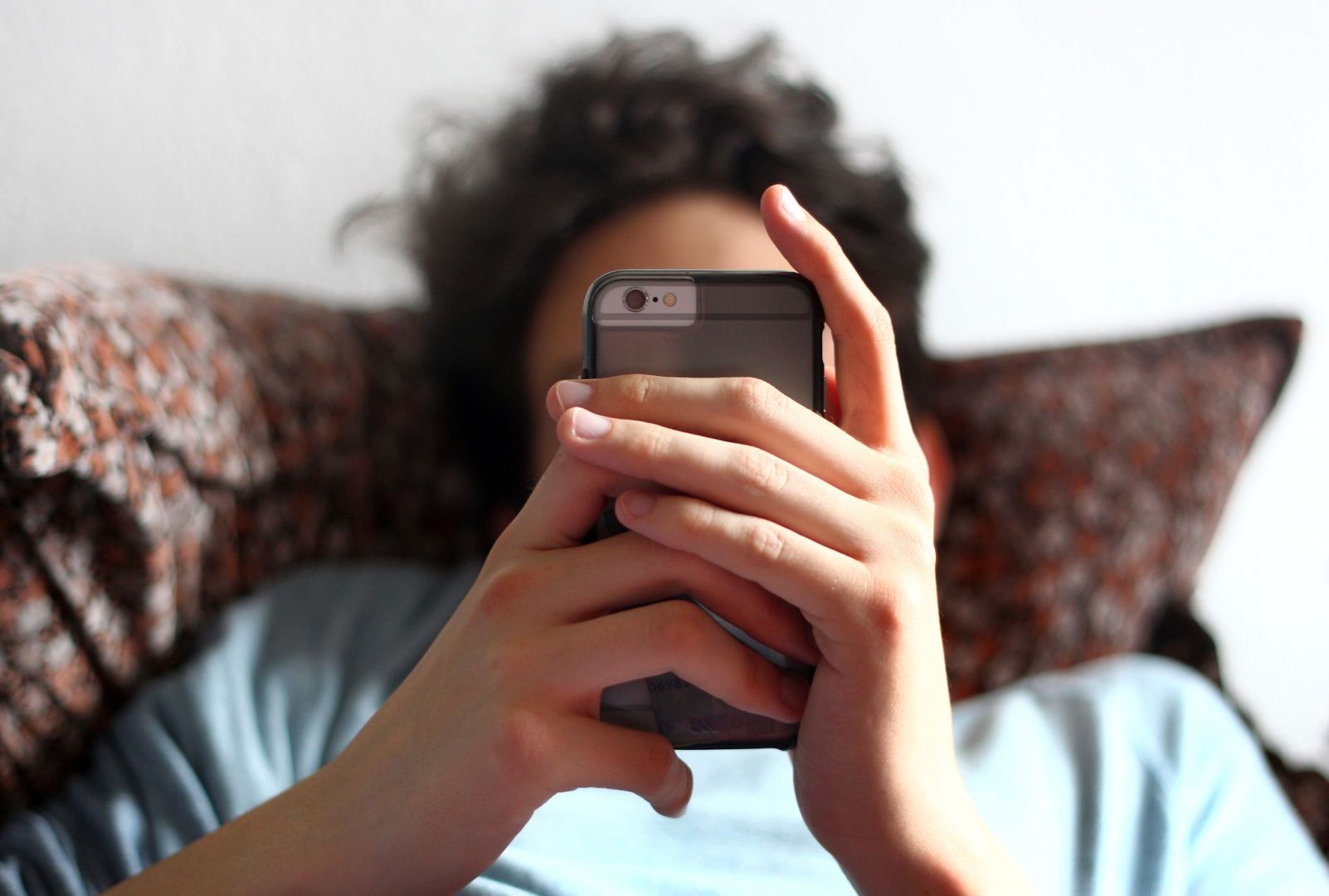 Eine Person hält ein Smartphone in den Händen 