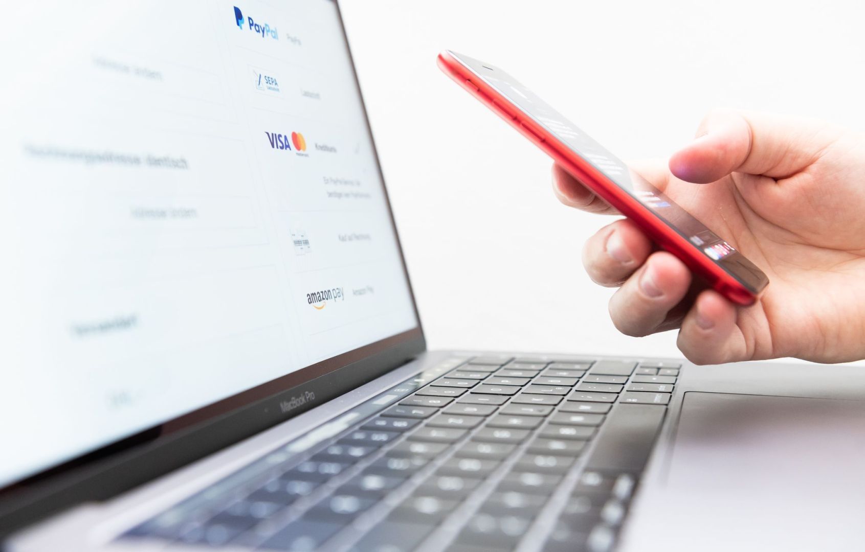 Eine Person tätigt einen Onlinekauf