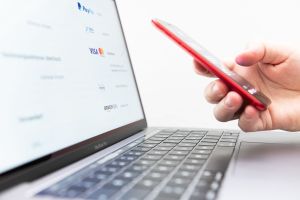 Eine Person tätigt einen Onlinekauf