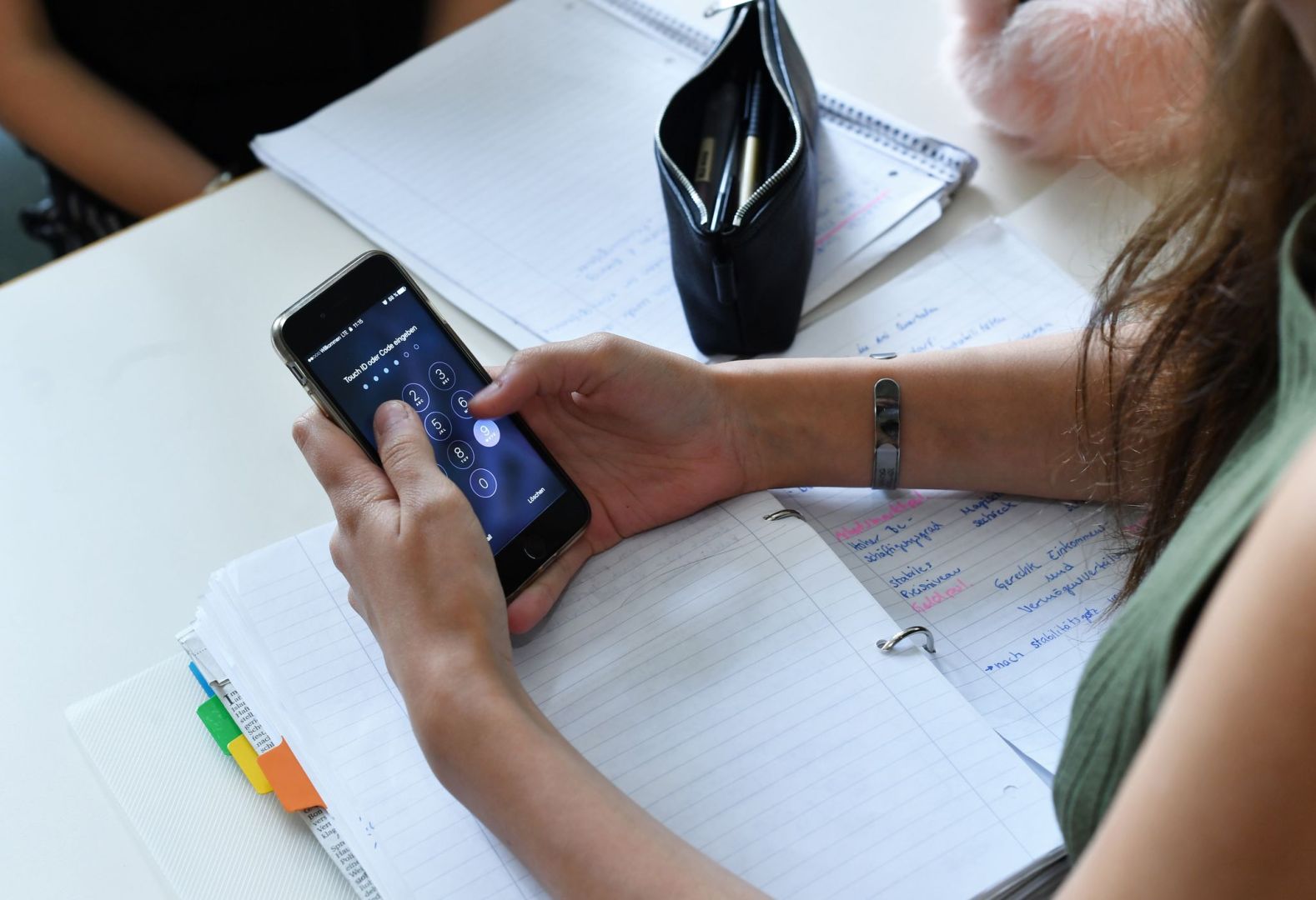 Eine Schülerin am Smartphone