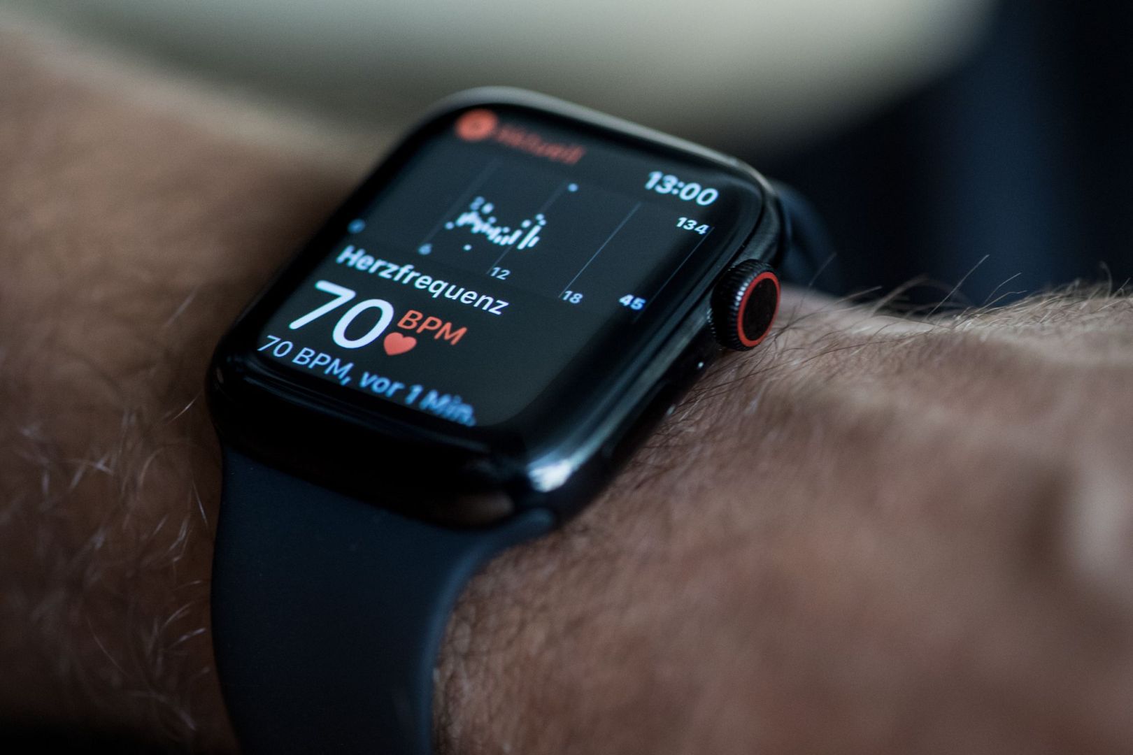 Eine Smartwatch zeigt die Herzfrequenz an