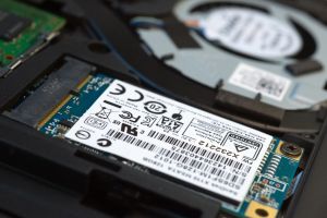 Eine SSD-Festplatte in einem Notebook