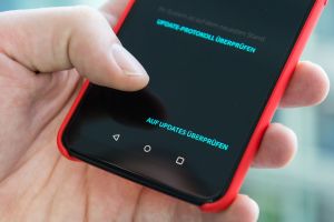 Eine Überprüfung nach Updates ist auf einem Smartphone zu sehen