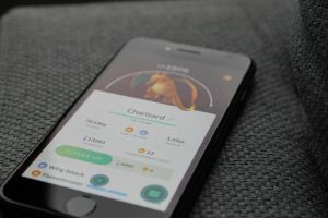Eingeschaltetes I Phone Mit Pokemon Go Charizard Anwendung