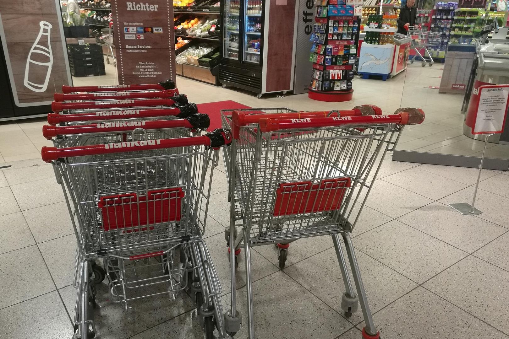 Einkaufswagen vor einem Supermarkt (Archiv)