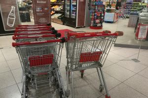 Einkaufswagen vor einem Supermarkt (Archiv)