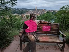 Einstein mit Babytragetuch in Bern