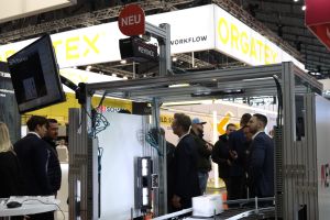 Einzigartige Bottom-Read-Technologie: KEYENCE  setzt neue Maßstäbe in der Logistikautomatisierung