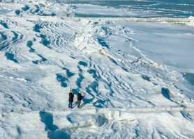 Eisberge türmen sich an der Ostseeküste