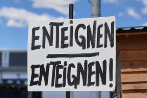 Enteignen-Schild (Archiv)