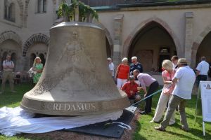 Enthüllung der CREDAMUS im Magdeburger Dom – der zweitgrößten Glocke Deutschlands