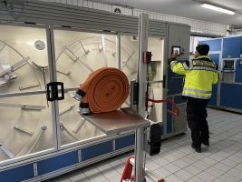 Ergonomische Entlastung für Feuerwehr-Beschäftigte beim Schlauch-Handling