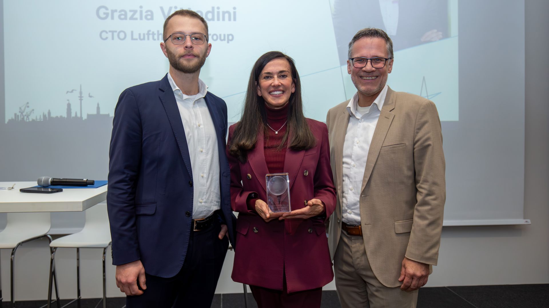 Erste Verleihung der Manfred-Fuchs-Ehrung: DGLR ehrt Grazia Vittadini mit neuer Auszeichnung für Führungskräfte