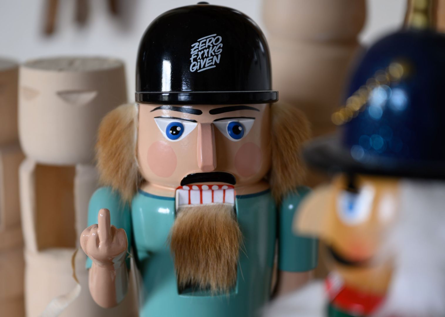 Erzgebirgischer Nussknacker zeigt Billig-Kopie den Finger