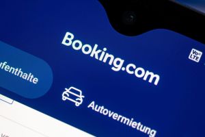 EuGH-Urteil: Booking.com verliert – Hotels jubeln, Aktie bleibt stabil