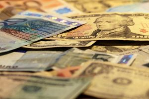Euro- und Dollarscheine (Archiv)