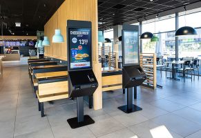 EuroShop 2026: Das Selfservice-Terminal POLYTOUCH® PASSPORT 32 feiert seinen 10. Geburtag