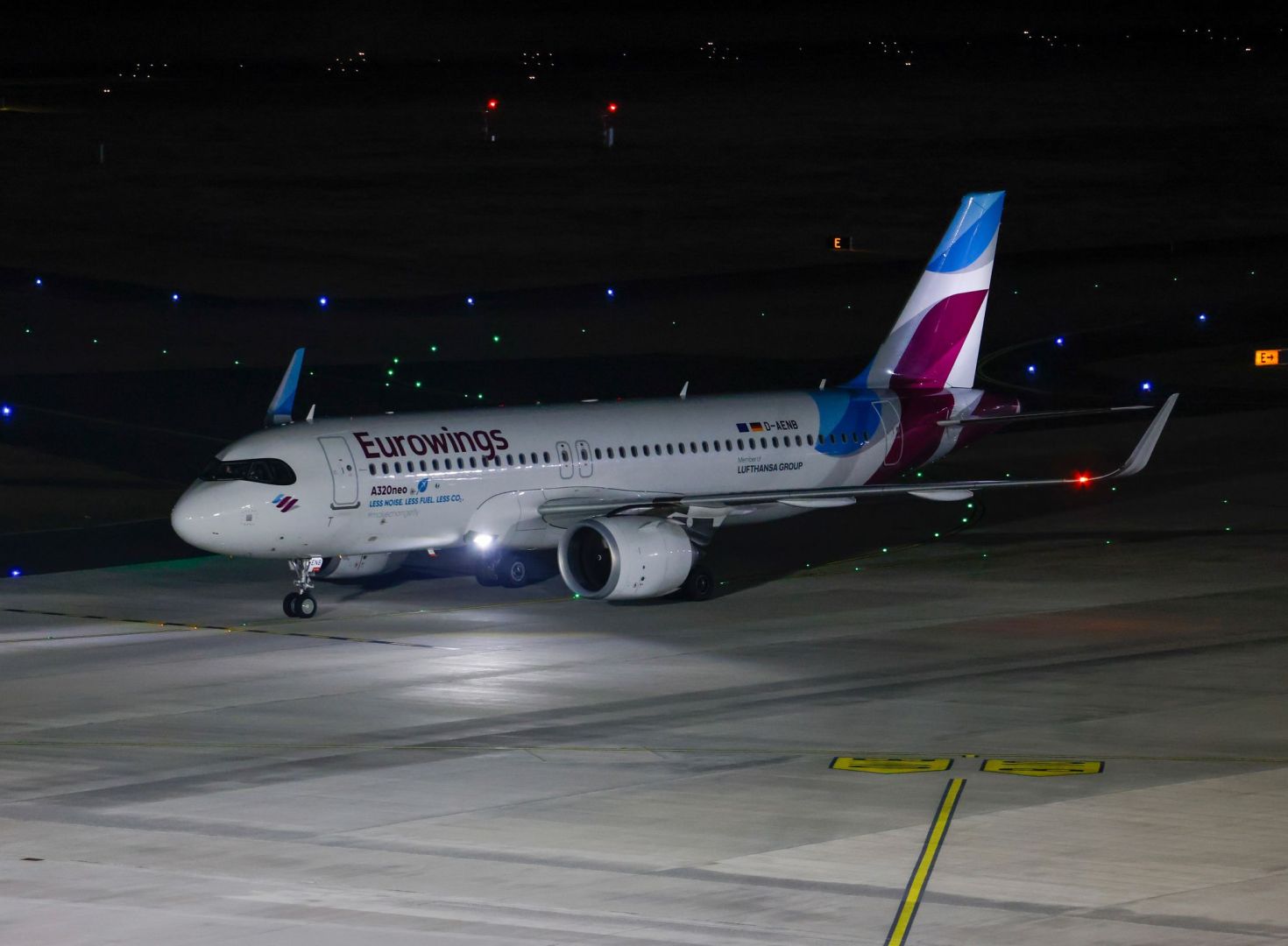 Eurowings-Evakuierungsflieger kommt am Flughafen Köln Bonn an