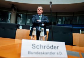 Ex-Kanzler Schröder bei Anhörung im Wirtschaftsausschuss