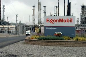 Exxon und Chevron trotzen Ölpreisverfall mit Rekordproduktion – Gewinne dennoch auf Vierjahrestief