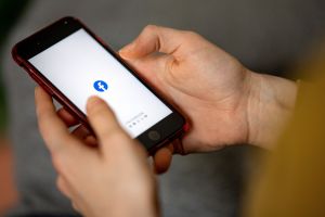 Facebook-Logo ist auf einem Smartphone zu sehen