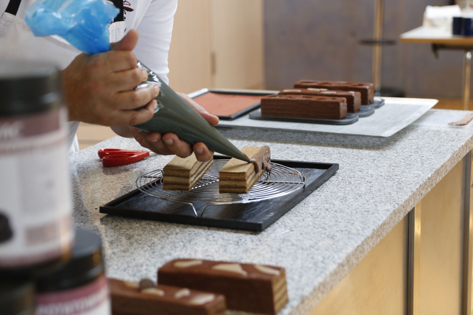 Fachdemonstration École Valrhona: Kunstvolle Leckereien der französischen Patisserie