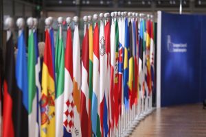 Fahnen der EU-Mitgliedsländer beim Europäischen Rat am 26.06.2025