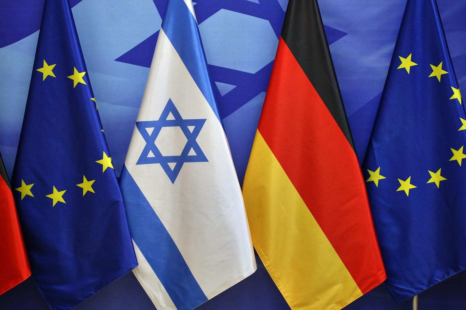 Fahnen von EU, Israel und Deutschland (Archiv)