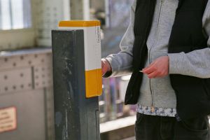 Fahrgast stempelt Fahrkarte ab (Archiv)