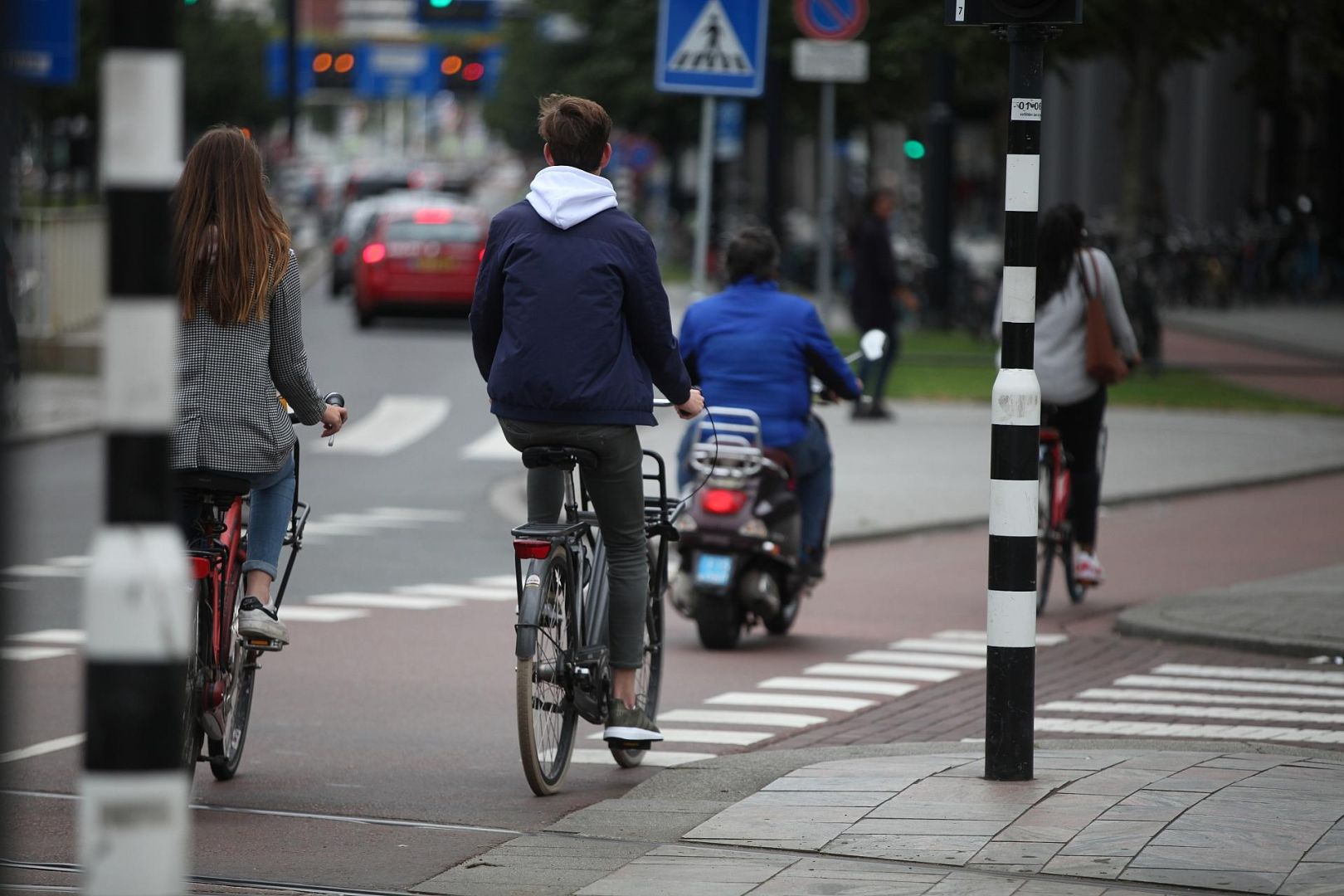 Fahrradfahrer und Rollerfahrer (Archiv)