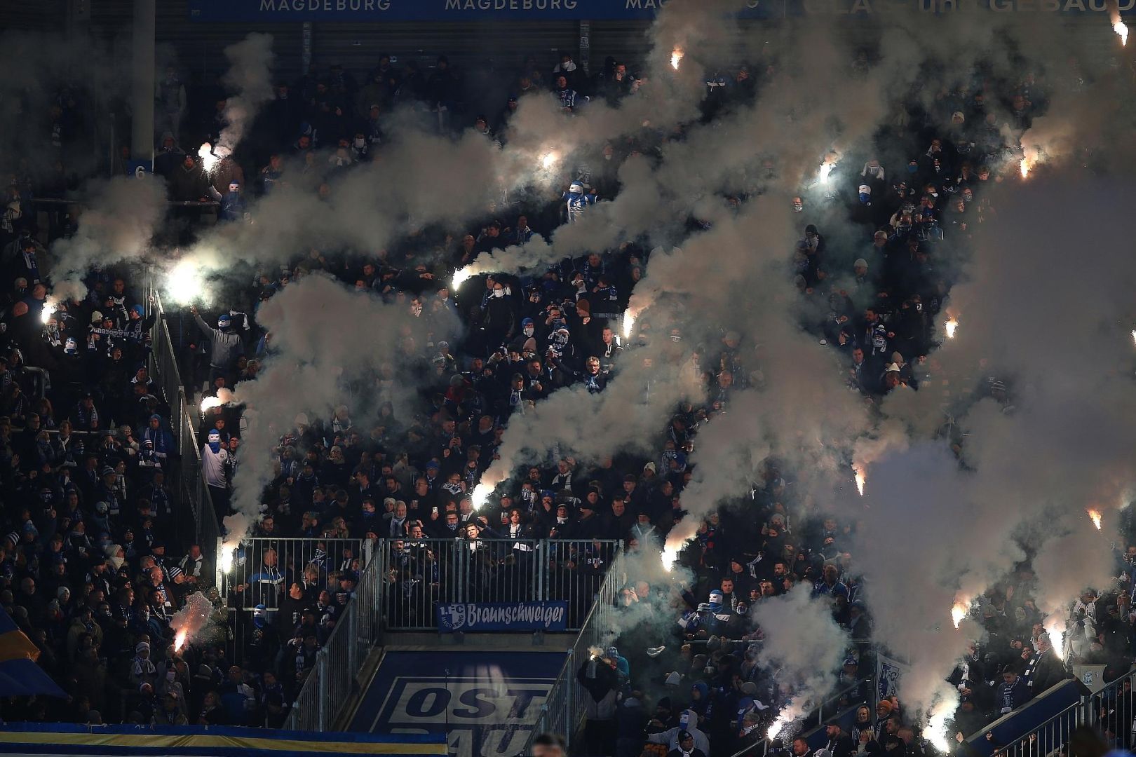 Fans mit Pyrotechnik am 29.11.2025