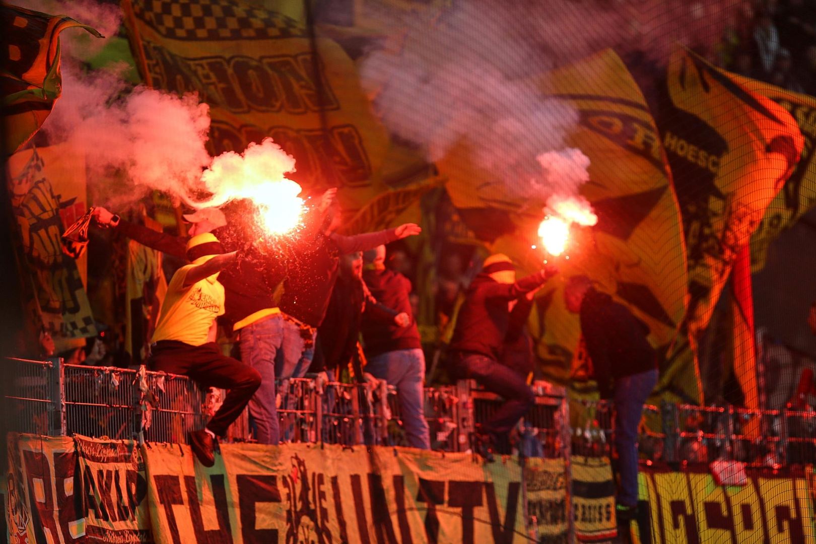 Fans mit Pyrotechnik (Archiv)