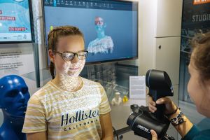 Faszination Industrie: Lern-Truck informiert Jugendliche in Bad Cannstatt mit Hightech-Ausstellung