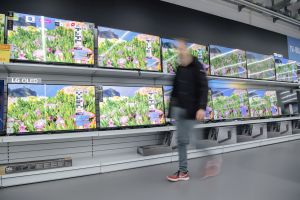 Fernseher stehen in einem Elektronikmarkt