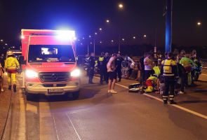 Feuerwerkskörper verletzt viele Menschen in Düsseldorf