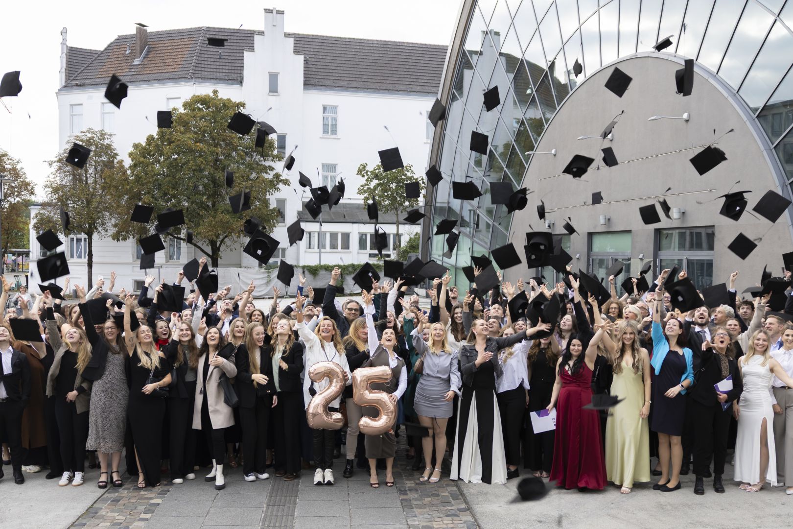 FHM verabschiedet 218 Absolventinnen und Absolventen