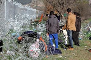 Flüchtlinge auf der Balkanroute vor einem Grenzzaun (Archiv)
