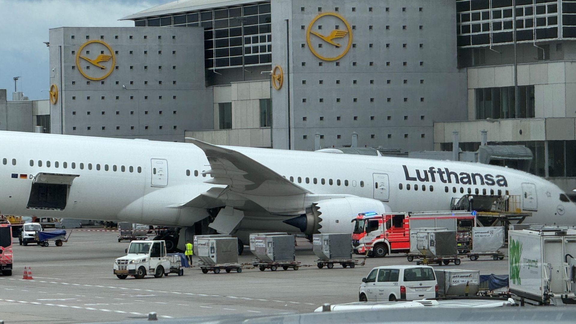 Flughafen Frankfurt - Dreamliner Fahrwerk knickt ein