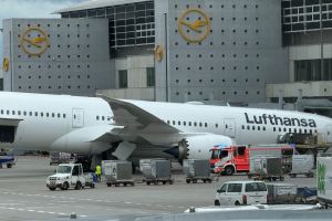 Flughafen Frankfurt - Dreamliner Fahrwerk knickt ein