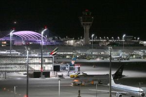 Flughafen München bei Nacht