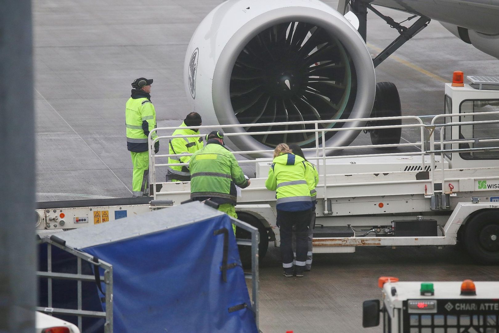 Flughafenmitarbeiter (Archiv)