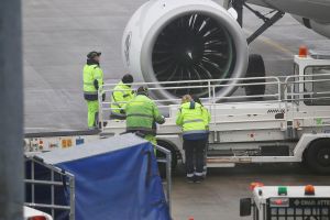 Flughafenmitarbeiter (Archiv)