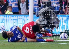 Forest-Stürmer Awoniyi (r) 