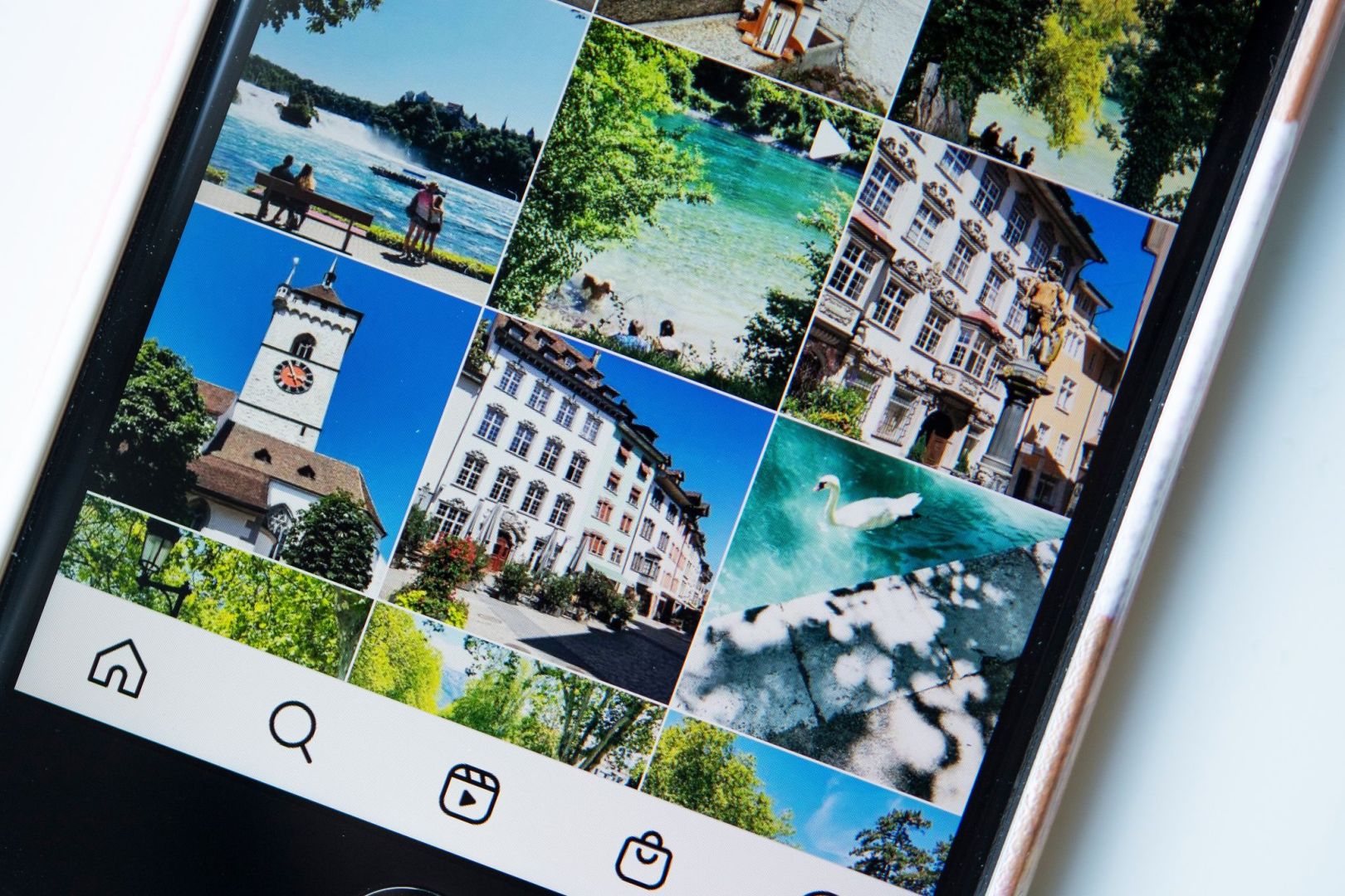 Fotos sind auf einem Smartphone zu sehen