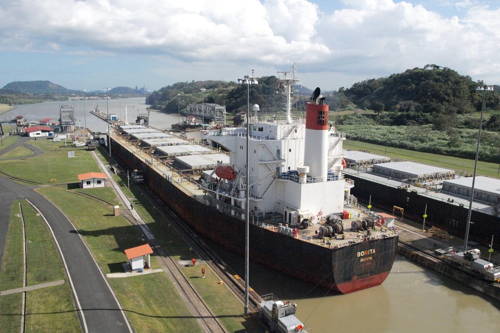 Frachtschiff im Panama-Kanal (Archiv)