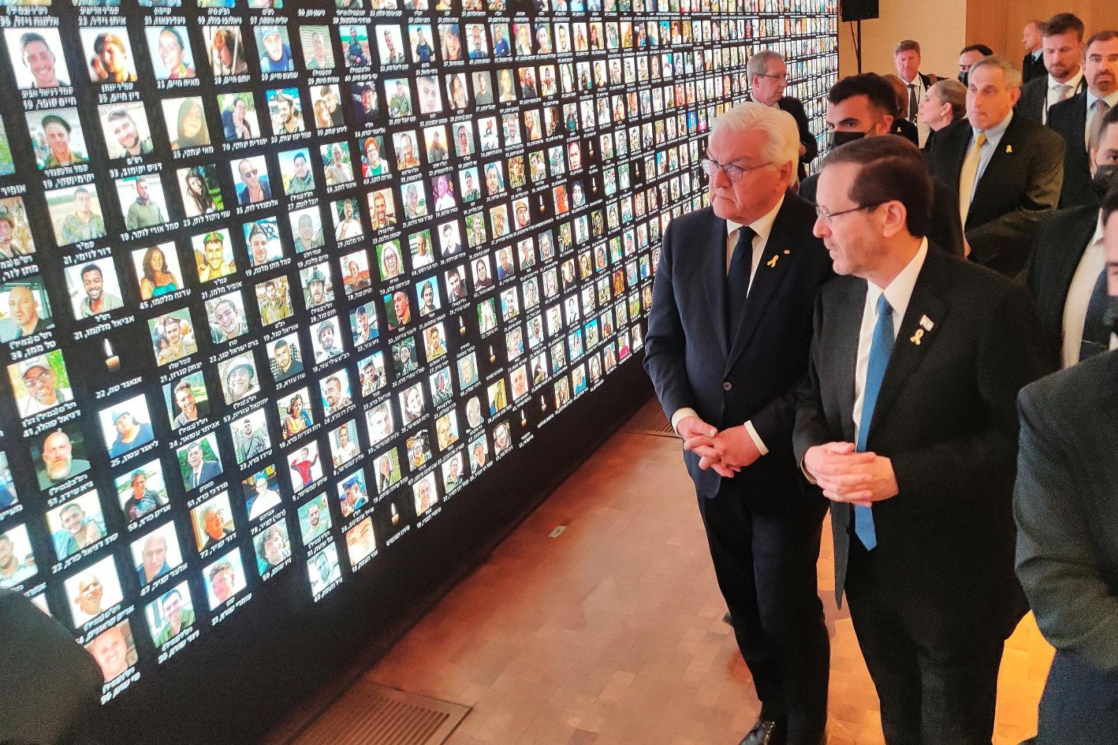 Frank-Walter Steinmeier und Isaak Herzog vor einer Installation, die die Opfer des von der Hamas ausgeführten Terror-Anschlags vom 7. Oktober zeigt (Archiv)