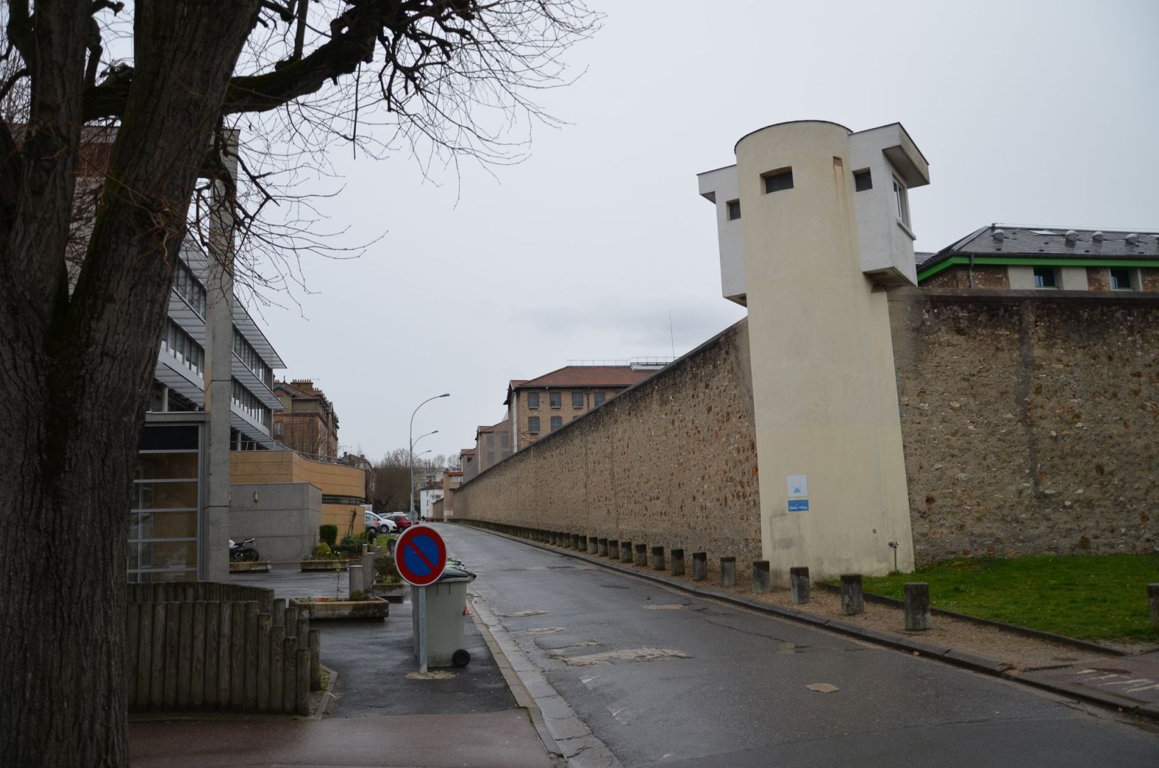 Frankreichs Polizei beschlagnahmt Mini-Handys hinter Gittern